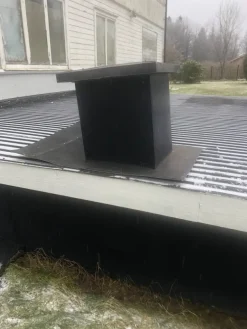 Takgenomföring i plåt